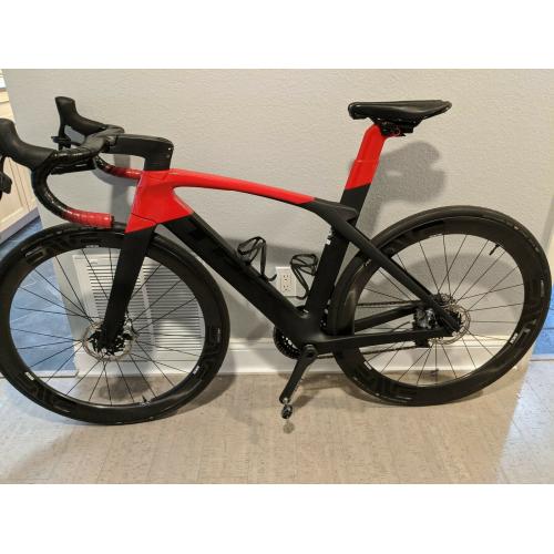 Trek Madone SLR 9 SRAM eTap AXS 12 vitesli Yeni Bisiklet- Kırmızı